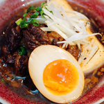 柔らかく煮込まれた国産牛すじ肉と豆腐の相性が抜群♪煮卵、温玉、チーズなどお好みトッピングも可能