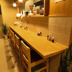 【気軽に座れるカウンター席】5席をご用意しており、調理風景をのんびりと眺めつつお寛ぎいただける特等席です。日本酒ご用意ございます！