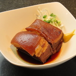 柔らかな豚バラ肉に甘辛ダレが染み込み、深いコクと口の中でとろける旨味が魅力の沖縄風豚角煮です。