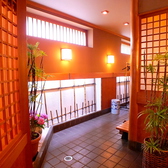 【内観】廊下をすすむと、様々なところに、木や竹を使用した店内となっております。