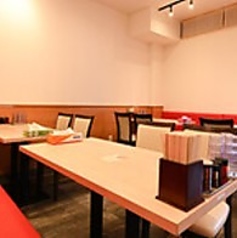 お一人様からグループ利用まで対応可能◎テーブル席は広々としており、仲間や家族との食事にぴったりです