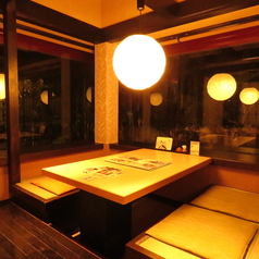 掘りごたつのテーブル席。仕切りがあるのでゆっくりくつろぎながらお食事をお楽しみいただけます。