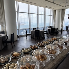 5名様から最大10名様までご利用いただける個室を2部屋完備しております。周囲を気にすることなくお食事が楽しめるため、大切な方のお誕生日や記念日のお祝い、親睦を深める宴会などにもおすすめです。