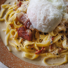 厚切りベーコンのカルボナーラ