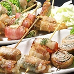 定番の焼鳥に加えて、女性からの支持も強い巻き物系の創作串。スタッフの丁寧な仕込みが伺えます