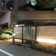 明るい外観で分かり易い入口！