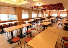 グループでのご宴会や飲み会に最適な4名様用のテーブル席を8卓ご用意しております♪ゆったりと座れるお席で、美味しいお料理を囲みながら和やかな時間をお過ごしいただけます◎テーブルを繋げてのレイアウト変更も可能ですので、中規模のご宴会にも柔軟に対応いたします！