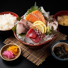 普段使いに最適！本マグロ丼やブリ漬け丼など全８種類の単品海鮮丼や、ボリューム満点の刺身定食もご用意の写真