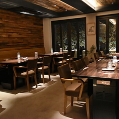 3階に位置する当店のテーブル席は、ハイエンドな空間でゆったりとした時間をお過ごしいただけます。多彩なシーンにぜひご利用ください。ご来店お待ちしております。