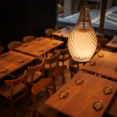 【扉付きテーブル個室席】2～6名様向き個室！接待や宴会などにも対応可能！落ち着いた照明がうれしい、少人数様向けの個室です。接待や友人同士でのご利用に最適です♪　扉付きのため周囲の目を気にせず、プライベートな空間でゆったりと会話やお食事を楽しめます。大切な商談や記念日など、特別なシーンにもぴったりです。