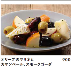 オリーブのマリネとカマンベール、スモークゴーダ