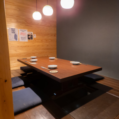 浜焼丸元では、足を伸ばしてくつろげる「掘りごたつ個室」をご用意しております。木の温もりを感じる空間で、周囲を気にせずゆったりとお食事をお楽しみいただけます。ご家族での団らんや、職場のご宴会、記念日などの特別なシーンにも最適です。