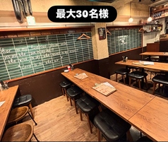 貸切料不要！駅近の好立地に位置し3線利用可能でアクセスは抜群です。隠れ家的な雰囲気の広々とした空間で、ゆったりと食事を楽しむことができます。木製の椅子やテーブルが並ぶお洒落な店内は歓送迎会や忘年会、デート、女子会にも最適です。25名前後から貸切可能ですので、各種お集まりにぜひご利用ください。