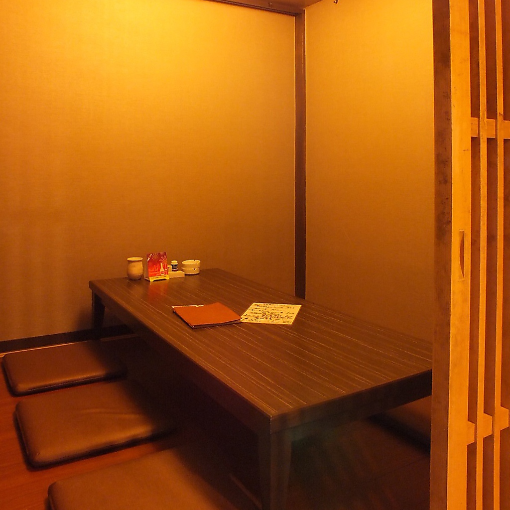 最大12名様まで対応可能な個室は予約がオススメ！会社宴会や友人同士の集まりなどに最適！