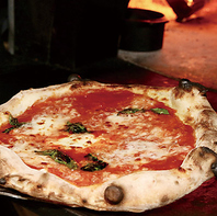400℃の高温で焼き上げる薫り高いピッツァ