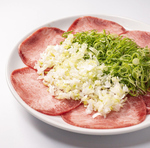 まずはおすすめメニューの「2色のネギ塩タン」からお召し上がりください♪