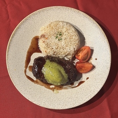 羊肉ハンバーグ もち麦ピラフ添え