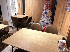 靴のままご利用いただける席になっております。それぞれの席を、合わせてご利用いただくことも可能ですので、お気軽にお問い合わせください。