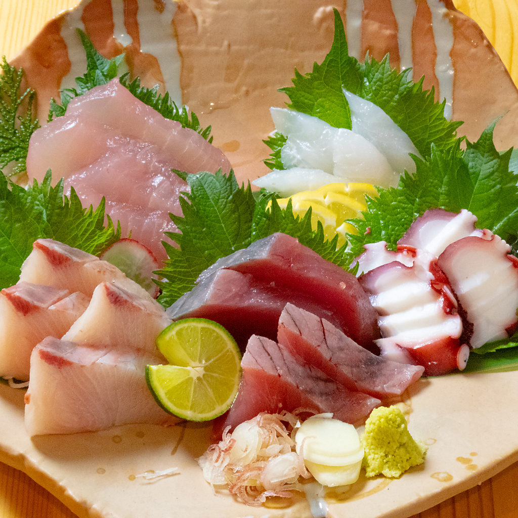 当店の職人が腕を奮う、自慢の料理。魚料理、肉料理、おつまみなど…種類豊富にご用意しております◎