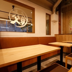 【ゆったりお寛ぎいただける和モダン空間を満喫】床やテーブルが醸し出す温かな木の風合いに、白壁で美しく整えられた和モダンな店内。片側ベンチシートのお席もございますので、ゆったり寛ぎながらお楽しみいただけます。