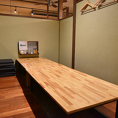 足をのばしてリラックスできる掘りごたつ席。少人数はもちろん、ちょっとした集まりにも◎。平日のご予約が狙い目です!