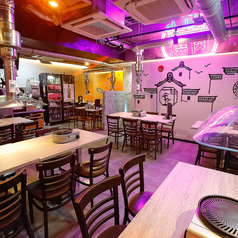 ネオンの灯りが印象的な店内は、どこか懐かしい雰囲気。宴会やパーティーに最適です。貸切も承りますので、お気軽にご相談ください。ご予算・ご要望はお気軽に。