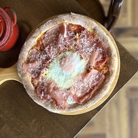 本格的な窯焼きナポリピッツァ。