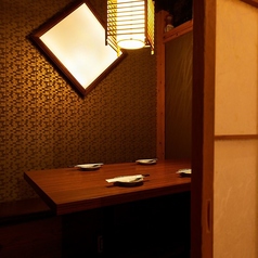 柔らかい暖色の明かりと木の温もりが作る和空間の4名様用テーブル。気軽に宴会や飲み会を楽しみたいときにおすすめなお席！お得な宴会プランやクーポンもご用意しております！