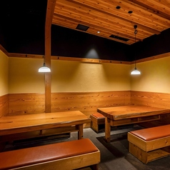 全100席の当店はこだわり、厳撰された旬の食材をさまざまな味わいでお楽しみいただく食べ放題専門店。季節によって変わる品の数々はシーズン毎に足を運びたくなる感動をお届けします。ご家族、ご友人、恋人と、さまざまなシチュエーションでご利用いただけます。