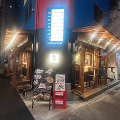 店外のテラス席限定で、大切なペットと一緒に食事をお楽しみいただけるエリアです。開放感あふれる空間で、愛犬と過ごしながら美味しい創作料理やドリンクを満喫できるのが嬉しいポイント。お散歩の途中や休日のリフレッシュなど、ペットを連れて気軽に居酒屋メニューを楽しみたい時に最適です。