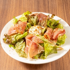 生ハムの温玉シーザーサラダ