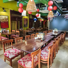 6名様掛けのテーブルが6卓ございます。大人数でもお楽しみいただけますので、お気軽にご来店ください。