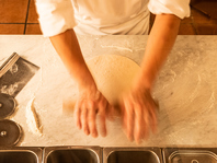 こだわりの焼きたて「窯焼きピザ」をご賞味ください！