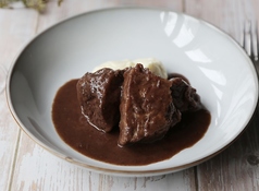 牛頬肉の赤ワイン煮込み