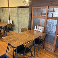 木の温もりを感じる広々としたテーブル席は、ご家族やご友人とのランチに最適です。開放感のある店内で、こだわりの洋食を囲みながら会話も弾みます。古民家ならではの落ち着いた空気感に包まれて、大切な人たちと賑やかで温かなひとときをお過ごしください。