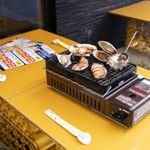 「炉端焼き」で臨場感◎贅沢な浜焼きBBQコースをご用意しました。磯の香りが漂う活気あふれる店内には、目の前で焼き上がる臨場感を楽しめるカウンター席や、グループでワイワイ楽しめるテーブル席を完備。会社の宴会からデートまで、様々なシーンでご利用いただけます。最高の焼き加減で海の幸をご堪能ください!