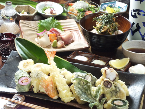 旬の食材を使用した揚げたての天ぷらを、落ち着いた空間でお愉しみ下さい。