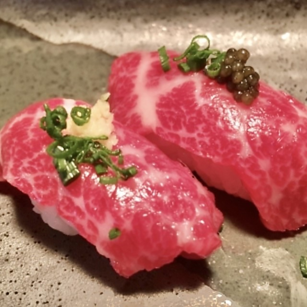 見た目も美しい「肉寿司」。口の中でとろけるような柔らかさと、肉本来の旨味が感じられます。