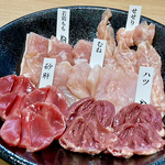 当店おすすめ!『鶏5種盛り』 鶏もも・せせり・ムネ・砂肝・ハツをを5種類楽しめるおすすめ盛り合わせ