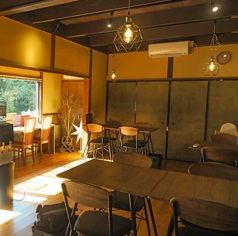 程よい距離感が心地よい2名様掛けのテーブル席は、大切な方とのデートや親友との語らいに。窓の外に広がるのどかな風景を傍らに、二人だけの穏やかな時間が流れます。美味しい料理と静かな環境が、二人の距離を自然と近づけてくれる、そんな親密な空間です。