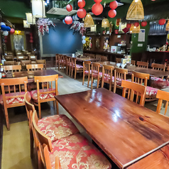 4名様掛けのテーブルが4卓ございます。広々とした店内でゆとりをもってお食事をとっていただけます。