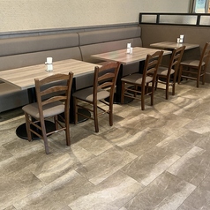 小さなお子様連れの方やご年配の方に人気のソファー席もございます。ごゆっくりお過ごしください