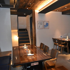 温かみのある木目を基調とした天井と、間接照明が織りなす空間は、まさに大人の隠れ家。広々としたテーブル席は、ゆったりと食事を楽しむのに最適です◎