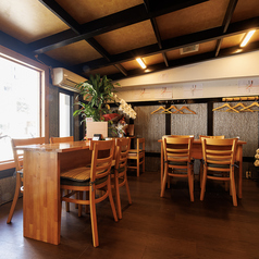 ２名様向けのテーブルもございます。デートに。