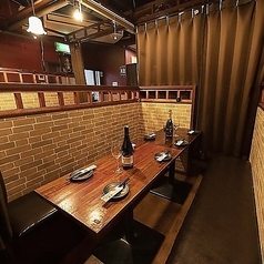 落ち着いた雰囲気の個室は、周りを気にせずゆっくり過ごせるプライベート空間。デートや接待、少人数での食事にも最適です。心地よい照明と温かみのある空間で、くつろぎながら美味しい料理とお酒をお楽しみいただけます。