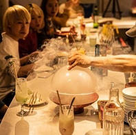 ライブ感あるキッチンから目の前で仕上る驚きの料理満載