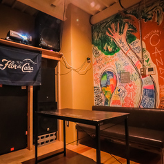 【女子会や宴会にも◎】ゆったりと寛げるソファー席で、絶品バーガーとお酒をご堪能あれ！の写真