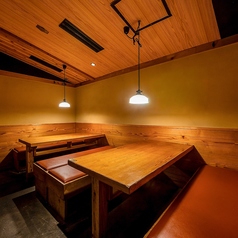 7名様までご利用頂ける半個室。ご接待や大事な方とのお食事、ご友人様とのお食事などにご利用くださいませ。上質なお料理と贅沢な空間で、至極のひとときをお過ごしくださいませ。