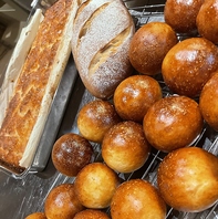 ランチや夜バルでも楽しめるこだわりの自家製パン