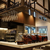 多様な食文化を取り入れ、発展してきたシンガポール。当店では、日本の食文化と融合させた、オリジナルの「アルコール・ノンアルコール」のドリンクをご用意しております。また、そのほかにもソムリエが厳選した紹興酒・ワインなど、本場の中華料理と合う多彩なドリンクを取り揃えております。